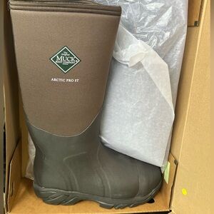 Brand new muck boots steel toe arctic size mends 9 or women’s 10